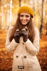 portrait-smiling-woman-autumn